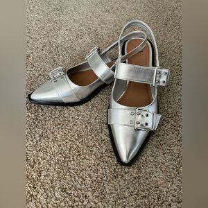 NWOB Silver flats 🔥